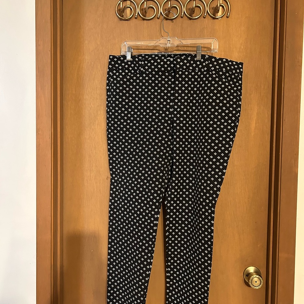 Old navy NWOT Black and White Patterned Pants